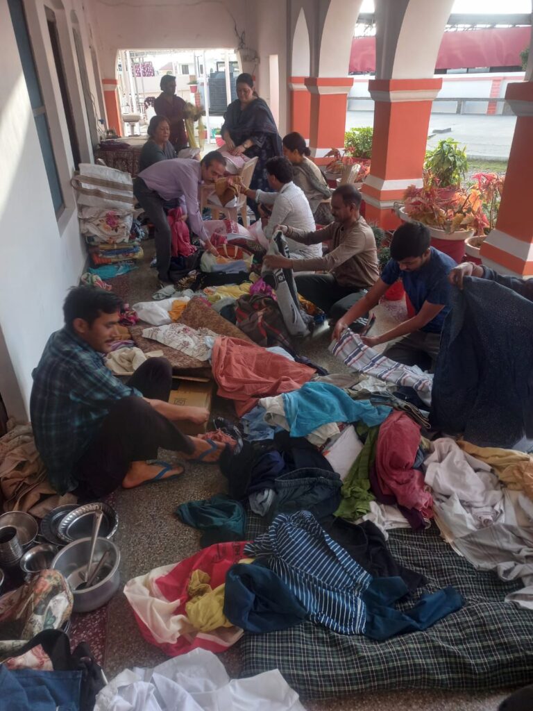 देहरादून में आग से झोपड़ियां जली, सेवा भारती ने पहुंचाई मदद