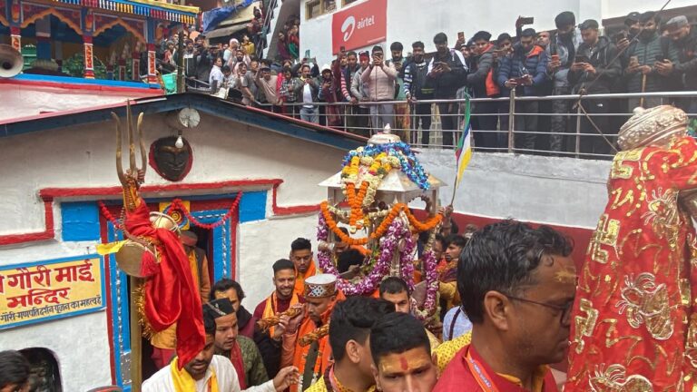 बाबा केदार की पंचमुखी डोली गौरीकुंड से केदारनाथ प्रस्थान हुई