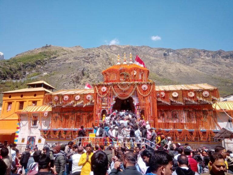 बदरीनाथ धाम में आठ दिनों में रिकॉर्ड 120757 तीर्थयात्रियों ने किए दर्शन