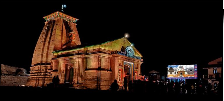 श्री केदारनाथ मंदिर प्रांगण में लगी एलसीडी टीवी