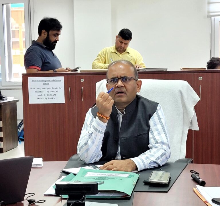 बंद सड़कों को यथाशीघ्र खोला जाएः विनोद कुमार सुमन