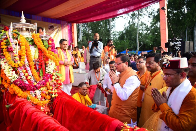 मुख्यमंत्री ने परेड ग्राउंड, देहरादून में आयोजित कार्यक्रम में बाबा बौखनाग की पूजा-अर्चना कर प्रदेश की खुशहाली की कामना की