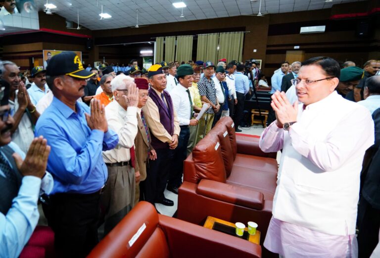 मुख्यमंत्री ने देहरादून में पूर्व सैनिक संगठन द्वारा आयोजित आभार एवं संवाद कार्यक्रम में किया प्रतिभाग