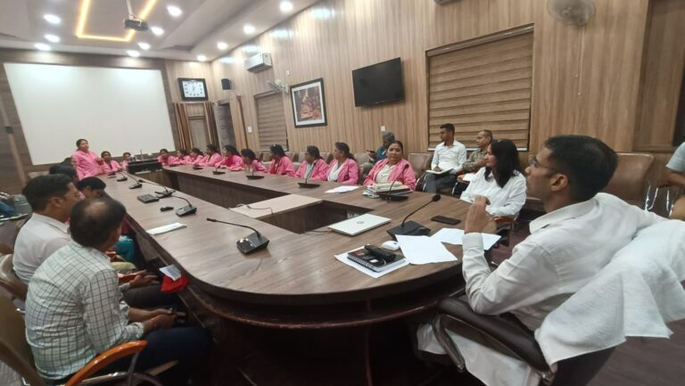 डीएम ने आशा कार्यकत्रियों की नाराज़गी का तुरंत लिया संज्ञान