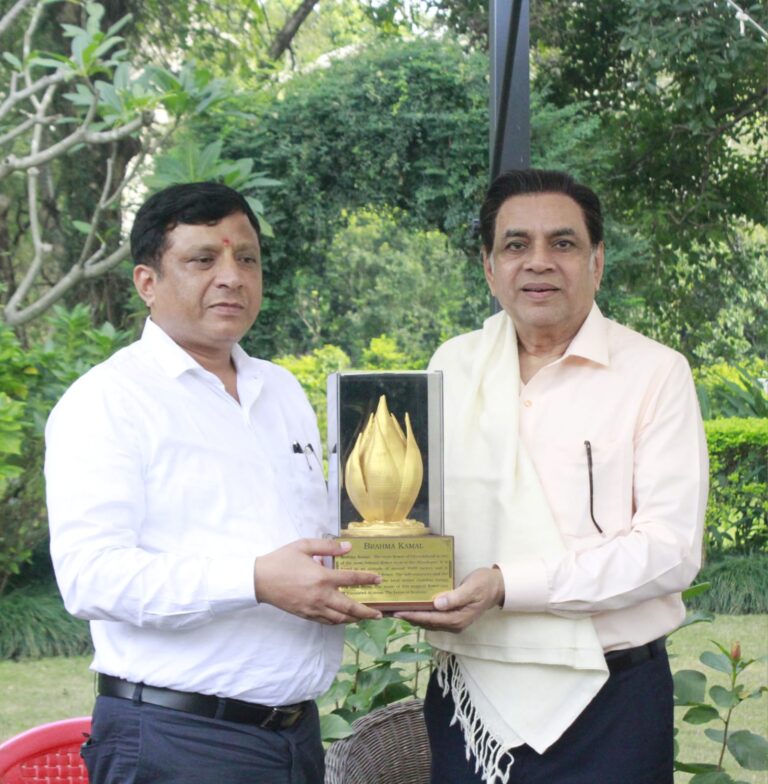 हिन्दी फ़िल्मों के सुप्रसिद्ध फ़िल्म अभिनेता श्री परेश रावल ने महानिदेशक सूचना श्री बंशीधर तिवारी से मुलाक़ात