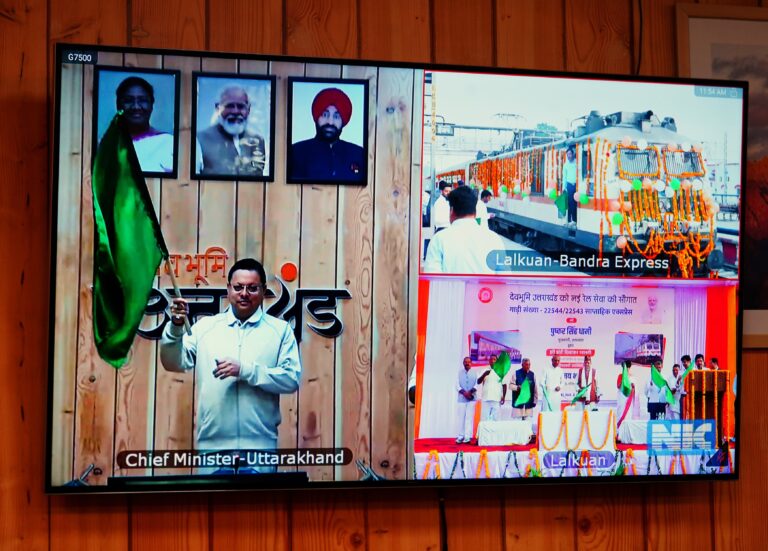 मुख्यमंत्री श्री पुष्कर सिंह धामी ने सोमवार को वर्चुअल माध्यम से लालकुआं-बांद्रा सुपरफस्ट ट्रेन को हरी झण्डी दिखाकर रवाना किया 