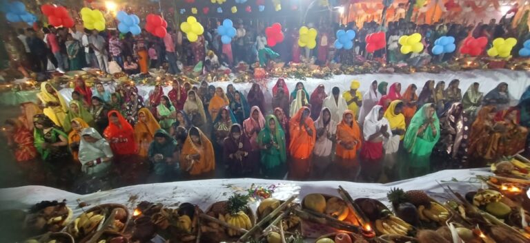 Chhath Puja 2024 : श्रद्धालुओं ने उगते सूर्य को अर्घ्य देकर किया छठ महोत्सव का समापन