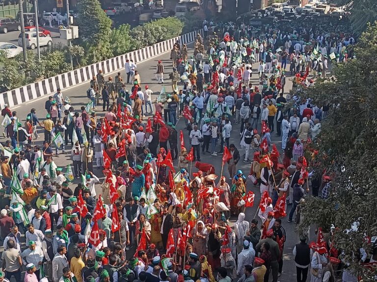 Farmers Protest : संसद कूच के लिए अड़े किसान,दिल्ली बॉर्डर पर सुरक्षाबलों की भारी तैनात