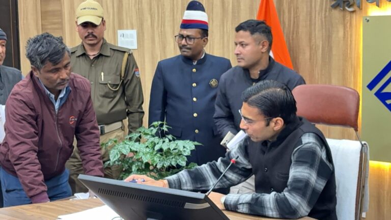 मा0 सीएम की जनमानस प्रथम के मंत्र को सार्थक करता जिला प्रशासन, प्रत्येक जनता दर्शन में जनमानस का बढता विश्वास