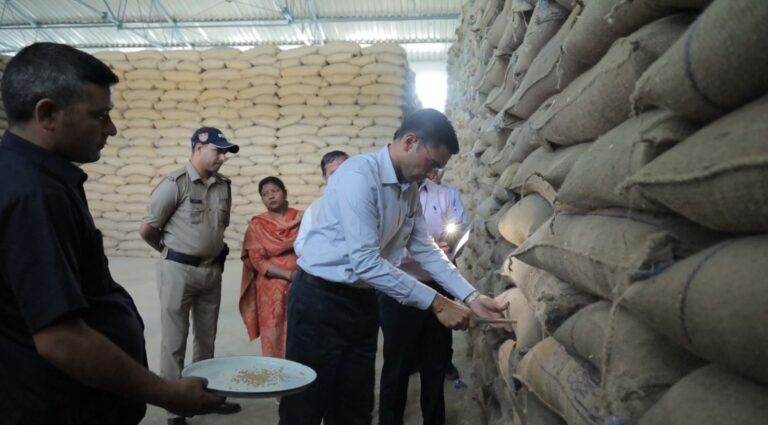 मा0 सीएम के निर्देश पर डीएम का औचक तूफानी दौरा फिर उड़ा ले गया खाद्य के कई अफसर