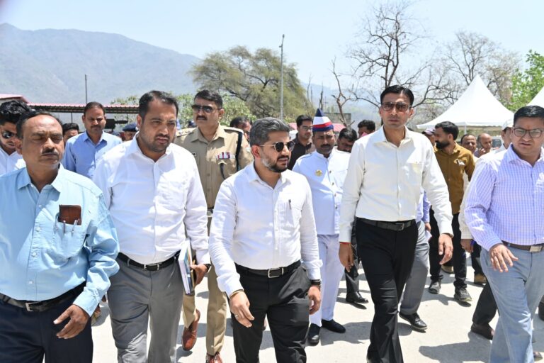 मा0 मुख्यमंत्री के निर्देशन पर बाल बारीकी से परखी डीएम ने यात्रा प्रवेश द्वार सुरक्षा, रजिस्टेªेशन व सहायक संबद्ध व्यवस्थाएं