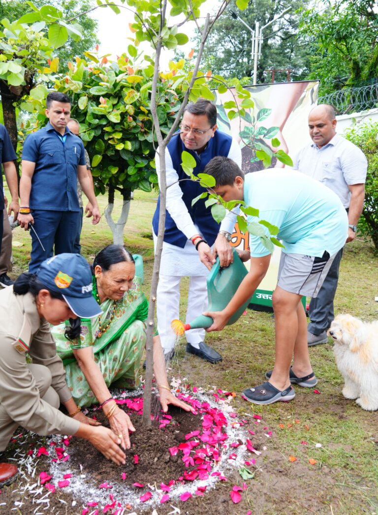 मुख्यमंत्री ने एक पेड़ मां के नाम अभियान के अन्तर्गत अपनी माताजी के साथ किया पौधारोपण