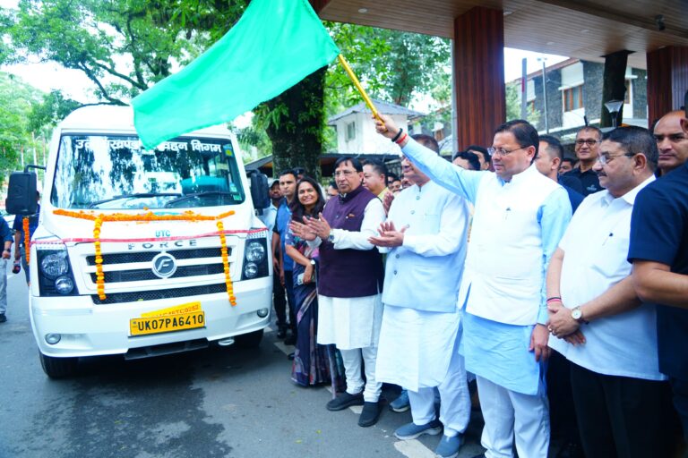 सीएम धामी ने उत्तराखण्ड परिवहन निगम की 20 नई वातानुकूलित टैम्पो ट्रैवलर सेवाओं का किया फ्लैग ऑफ, जानिए इनका रूट