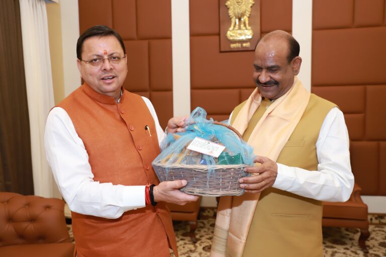 मुख्यमंत्री पुष्कर सिंह धामी ने लोकसभा अध्यक्ष ओम बिड़ला से की शिष्टाचार भेंट, उत्तराखंड की सांस्कृतिक विरासत और विकास योजनाओं की दी जानकारी