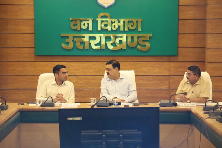देहरादून शहर की सड़कों पर रोड़ कटिंग कार्यों की आयुक्त गढ़वाल ने की समीक्षा, अधूरी सड़कों को जल्द सुधारने के निर्देश