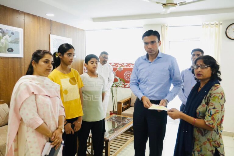 कैंसर पीड़ित विधवा सुनीता को जिला प्रशासन से मिली बड़ी राहत, बच्चों की शिक्षा और उपचार को मिला सहारा