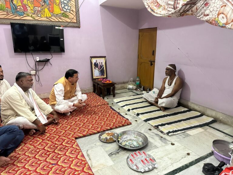 खटीमा दौरे पर मुख्यमंत्री धामी ने शोक संतप्त परिवारों से की मुलाकात, जनसमस्याएं भी सुनीं