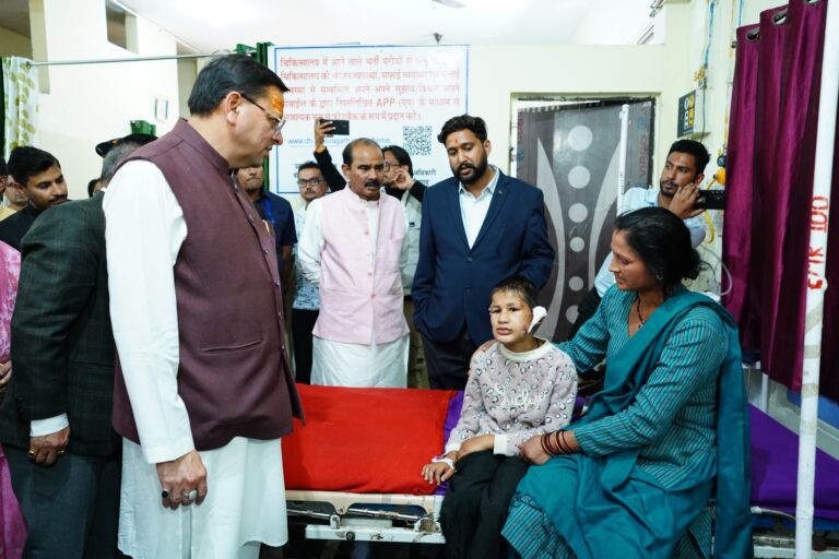मुख्यमंत्री पुष्कर सिंह धामी ने जिला अस्पताल पहुंच मरीजों का जाना हालचाल, बेहतर स्वास्थ्य सुविधाओं का दिया भरोसा
