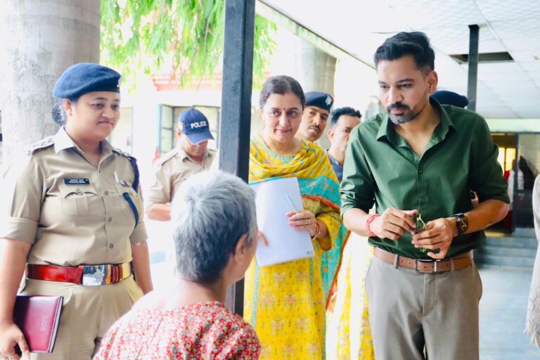 डीएम डॉ. आशीष चौहान ने नारी निकेतन, बाल सुधार गृह एवं किशोरी गृह का किया निरीक्षण, सुरक्षा व पुनर्वास व्यवस्थाओं को और मजबूत बनाने के दिए निर्देश