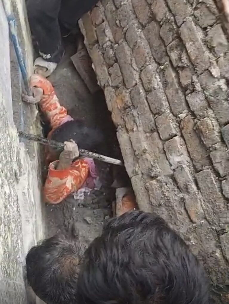 ओल्ड राजपुर रोड पर दीवार और पुश्ता ढहने से बुजुर्ग महिला मलबे में दबी, दो घंटे के रेस्क्यू के बाद सुरक्षित निकाली गई