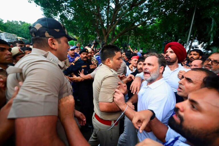 NEET मुद्दे पर सरकार के खिलाफ प्रदर्शन के दौरान राहुल गांधी को दिल्ली पुलिस ने हिरासत में लिया
