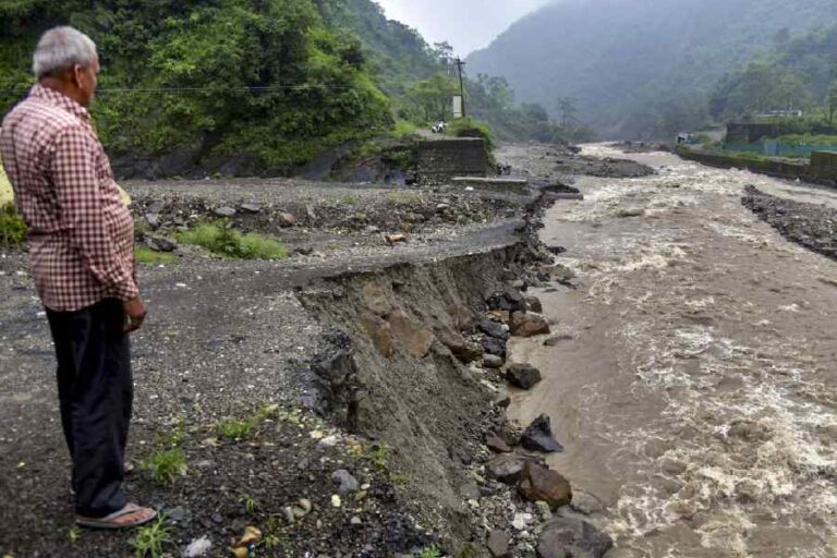 भारी बारिश के चलते चारधाम यात्रा पर असर, प्रशासन अलर्ट मोड पर