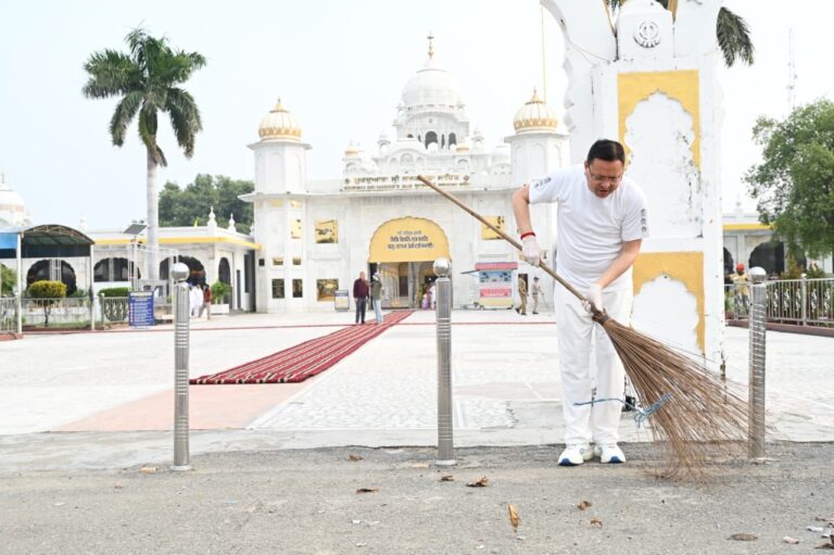 सेवा संकल्प अभियान के तहत नानकमत्ता पहुंचे CM धामी, गुरुद्वारा परिसर में किया श्रमदान
