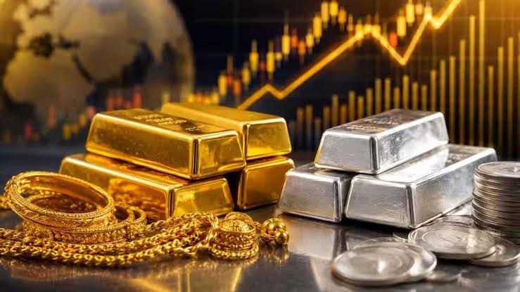 सोना-चांदी की कीमतों में गिरावट, सोना ₹706 और चांदी ₹1,954 हुई सस्ती