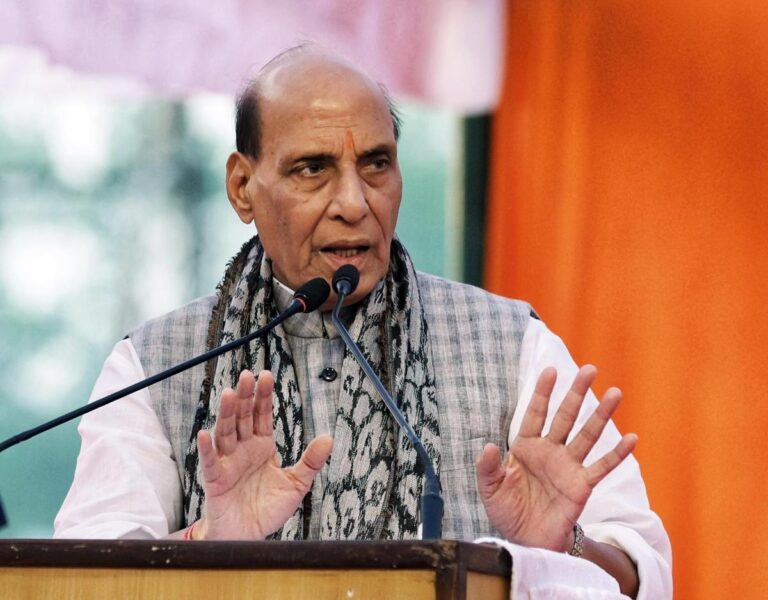 युवाओं को अराजकता की राजनीति का मोहरा बनाने की कोशिश हो रही है: राजनाथ सिंह